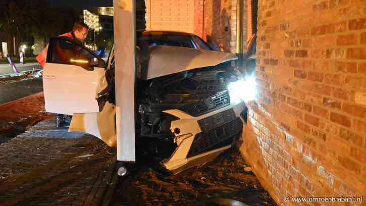 Auto crasht tegen gevel Breda: bestuurder ervandoor, bijrijder nog in auto