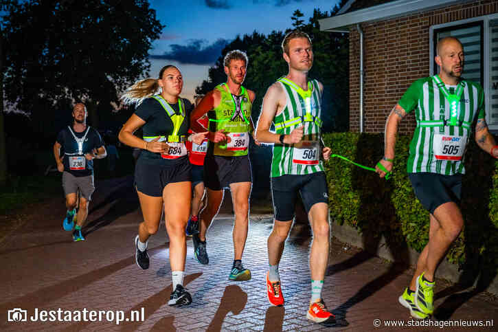 Meer dan 800 lopers vormen verlicht lint door Westenholte