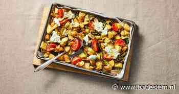 Wat Eten We Vandaag: Traybake aardappel, tomaat, prei en witte kaas