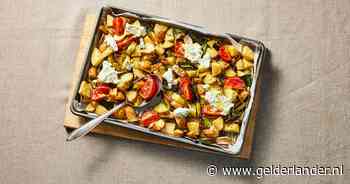 Wat Eten We Vandaag: Traybake aardappel, tomaat, prei en witte kaas
