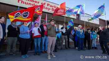 Protesters in Thunder Bay, Ont., say Bill C-39 gives minister power to end strikes