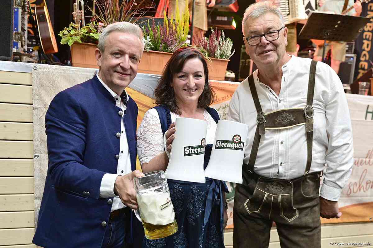 Erstes Fest in sanierter Vogtlandsporthalle in Oelsnitz: Stadtchefin zapft mit drei Schlägen an