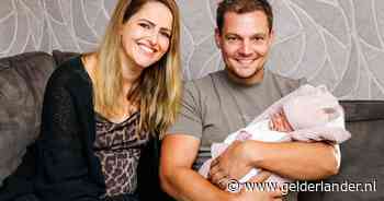 Vrienden hangen bijna 2 kilometer roze vlaggetjes op, van de plek waar baby Julia verwekt is tot haar nieuwe huis