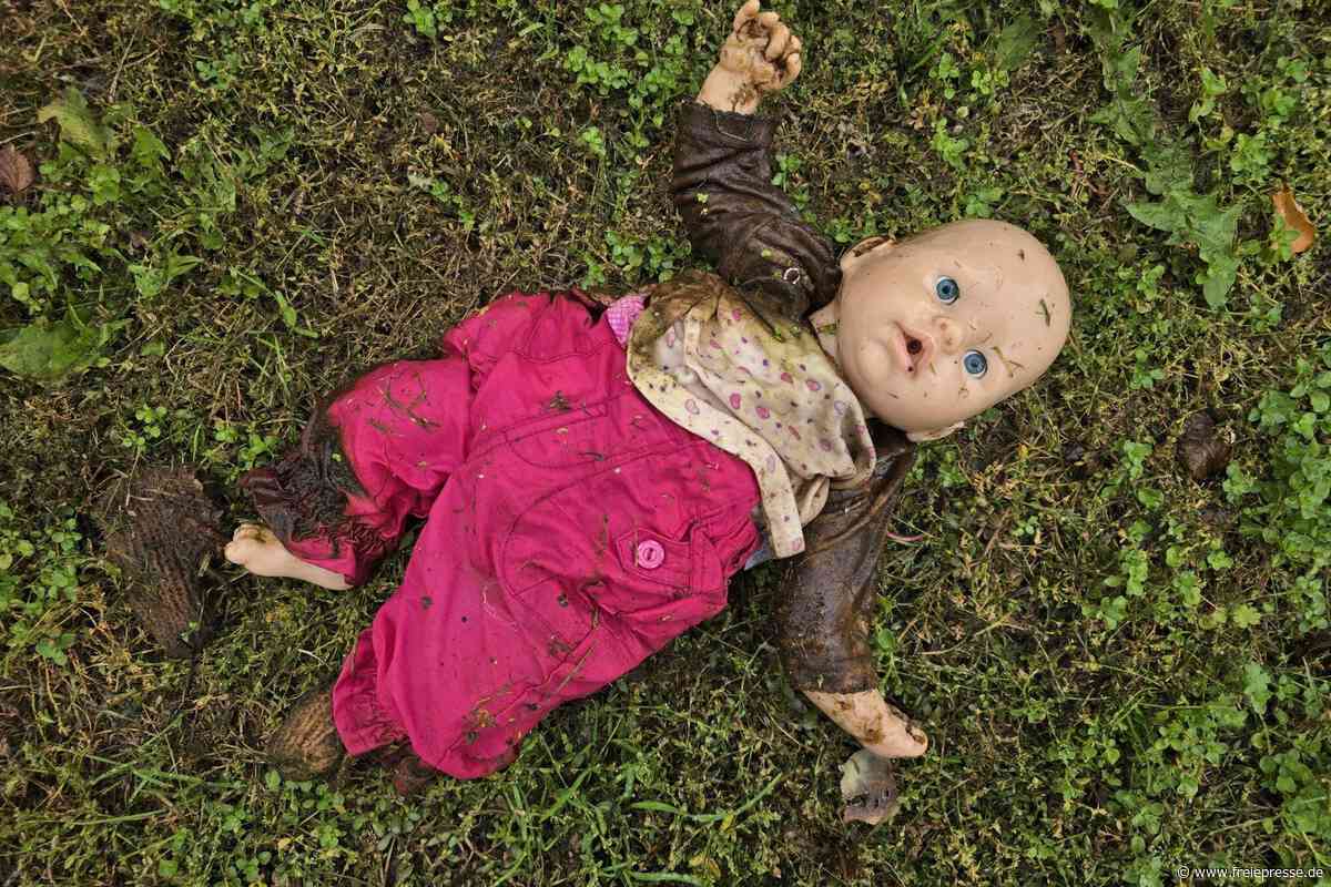 In der Elster treibende Babypuppe löst in Plauen einen Rettungseinsatz aus