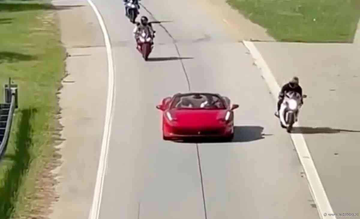 Motorrijder daagt Ferrari uit, maar vergeet te remmen