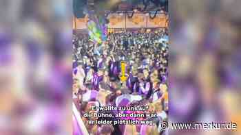 Als Wiesn-Band seinen Song spielt: Bekannter Musiker steht vor der Bühne – und wird übersehen