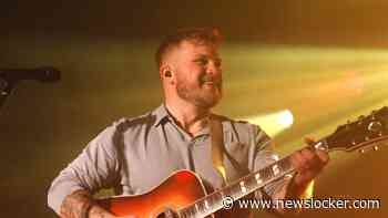 Zanger Zach Bryan draagt Free Palestine-shirt in stadion van miljardair die Macklemore weigerde