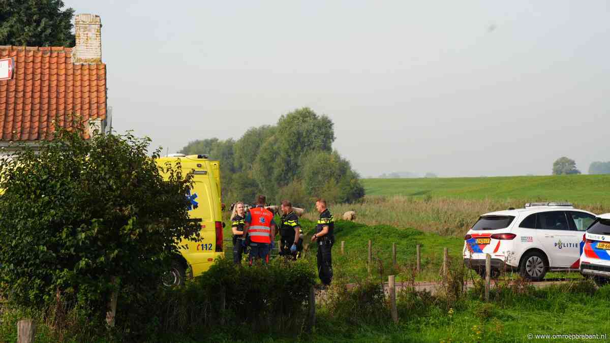 Vrijwel naakte man veroorzaakt commotie in Waalwijk en vlucht het water in