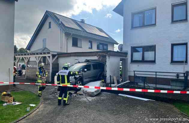 FW Beverungen: Schwerer Verkehrsunfall mit Gebäudeschäden / Feuerwehr rettet Person aus eingeschlossenem Fahrzeug