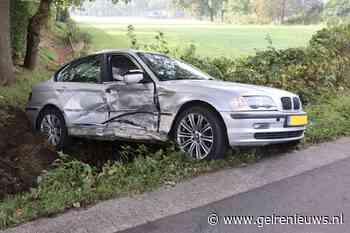 Auto belandt in sloot na botsing, passagier gewond