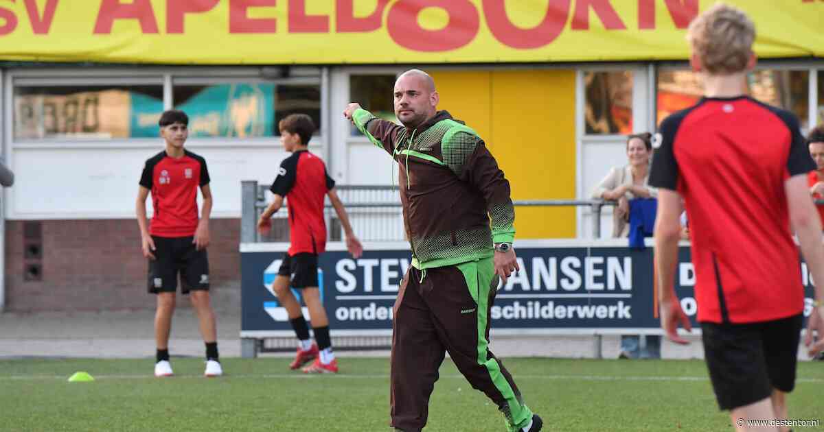Wesley Sneijder neemt achttien jeugdspelers van voetbalclub in Apeldoorn onder handen: ‘Train je verkeerde been’