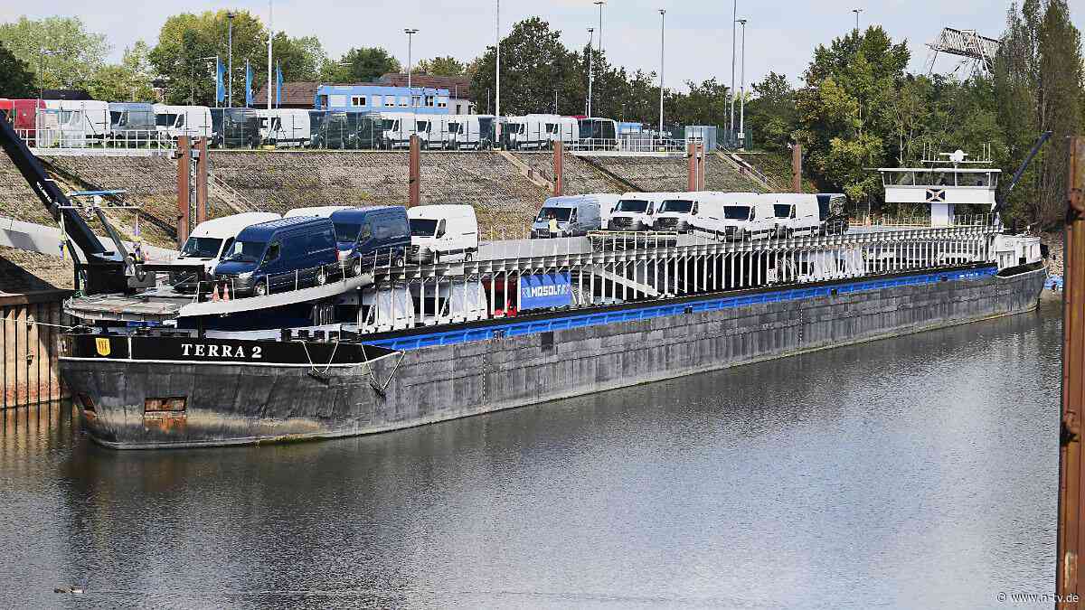 Niedriger Rhein bei Düsseldorf: Frachtschiff kämpft sich nach fünf Tagen von Sandbank frei
