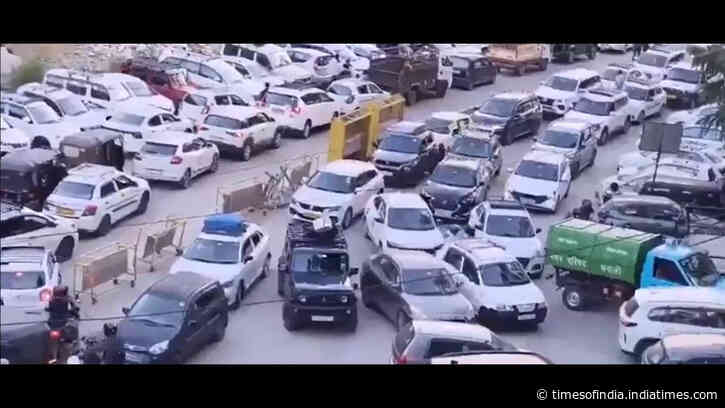 Manali traffic jam leaves tourists stuck for hours, internet debates hill tourism