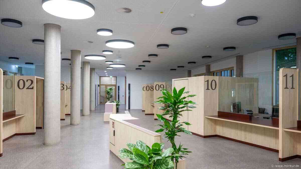 Neues Landratsamt in Miesbach öffnet Dienstag: Das ändert sich für Bürger
