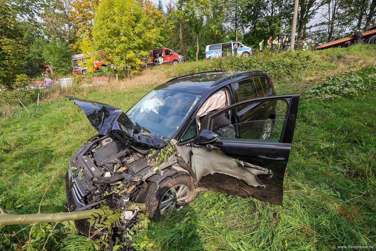 Unfall auf B173 bei Oberlungwitz: VW stürzt Abhang hinunter