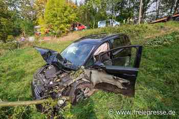 Unfall auf B173 bei Oberlungwitz: VW stürzt Abhang hinunter