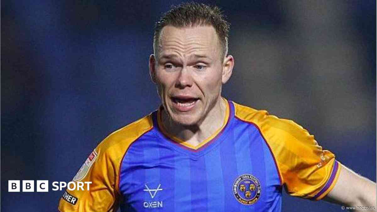 Exeter sign former Lincoln winger Scully