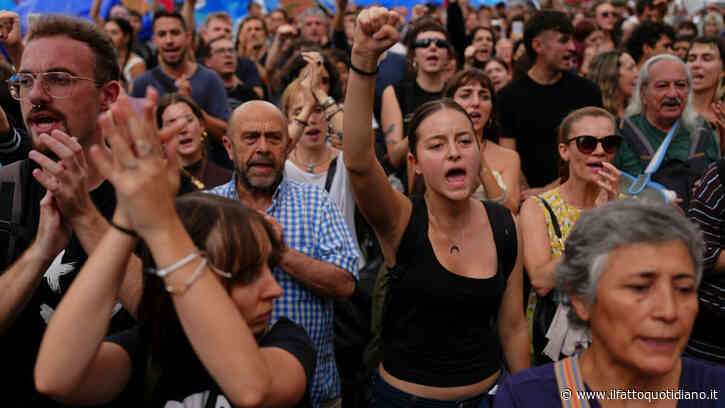 Spagna, 50 manifestazioni per il diritto alla casa in tutto il Paese: migliaia in corteo a Madrid, scontri con la polizia a Valencia