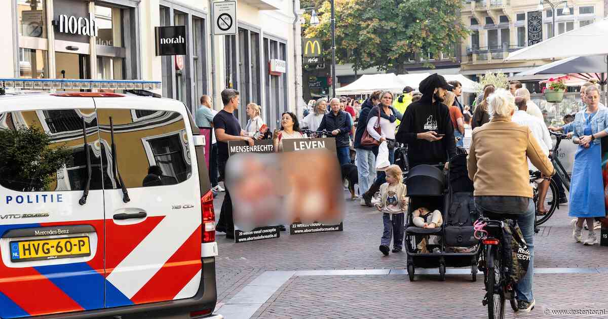 Abortus-demonstratie in centrum Deventer met voor- en tegenstanders: ‘Ik ren gauw door met mijn kind’
