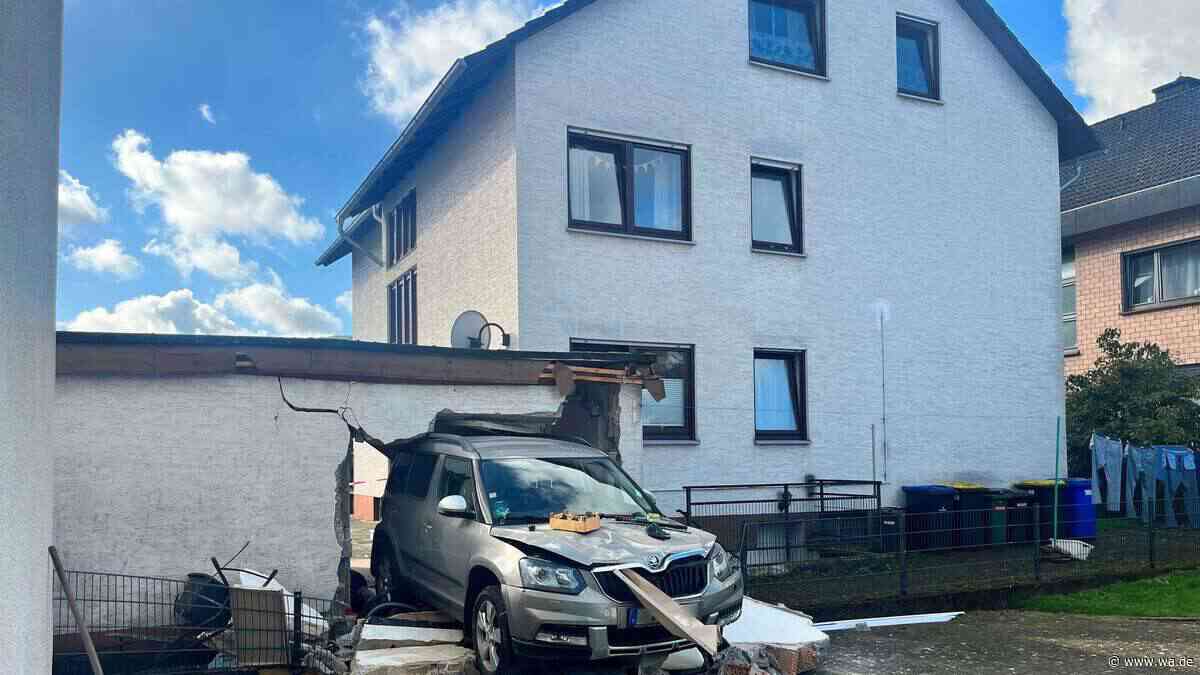 Spektakuläres Foto: Auto kracht in Garage und zerstört sie komplett