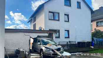 Spektakuläres Foto: Auto kracht in Garage und zerstört sie komplett