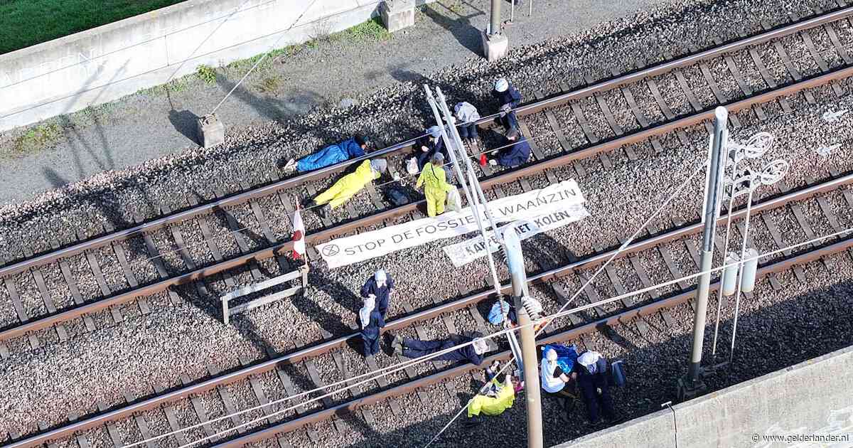 Actievoerders blokkeren Betuweroute: politie massaal aanwezig