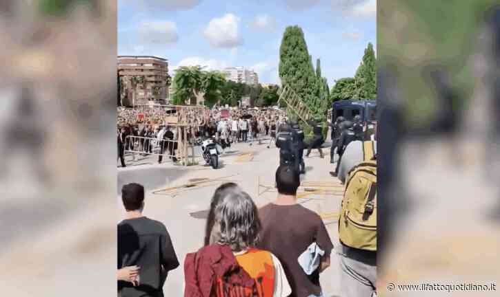 Valencia, scontri tra polizia e manifestanti per il diritto alla casa: agenti lanciano lacrimogeni e proiettili di gomma