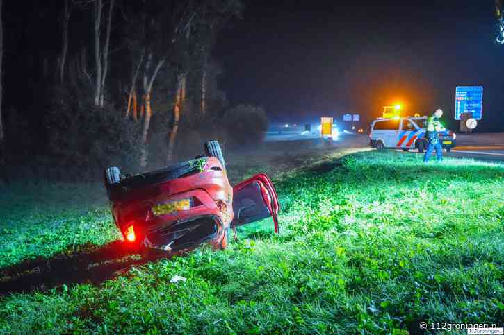 Bestuurder gewond nadat auto over de kop slaat op A28