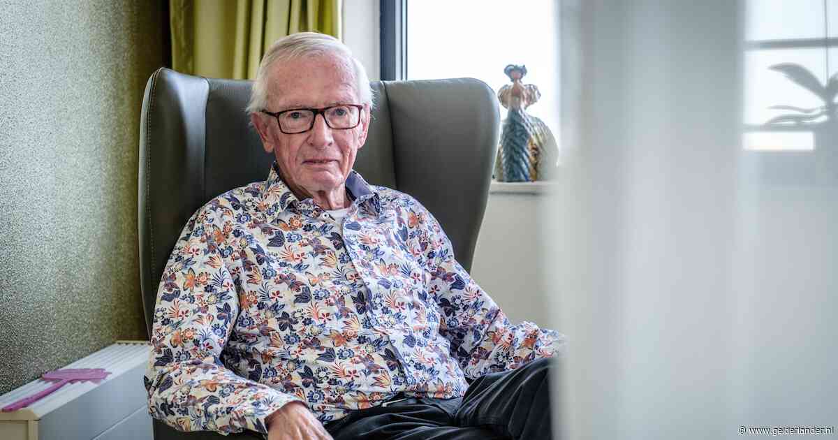 Jarenlang begroette Wim (83) elke ochtend iedereen met een high-five, nu kan dat niet meer: ‘Voelde meteen dat er iets mis was’