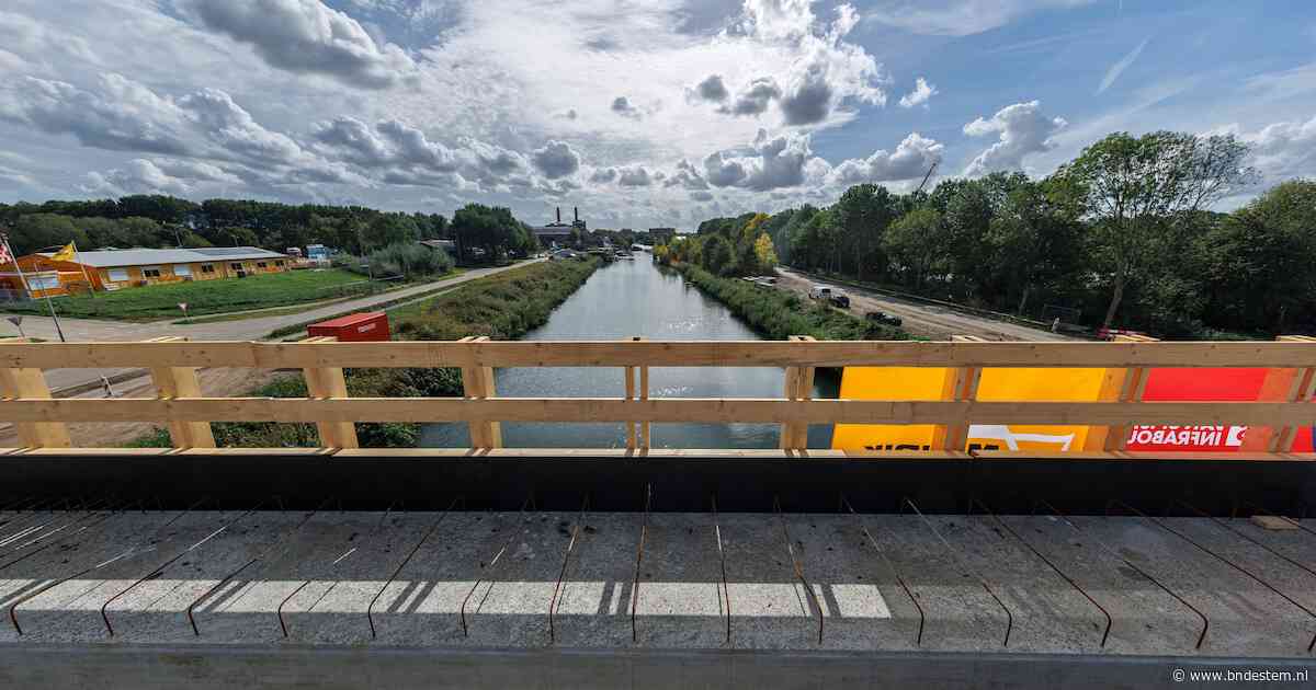 Gigantische operatie in Zevenbergen: brugliggers van 120 ton over de Roode Vaart gehesen