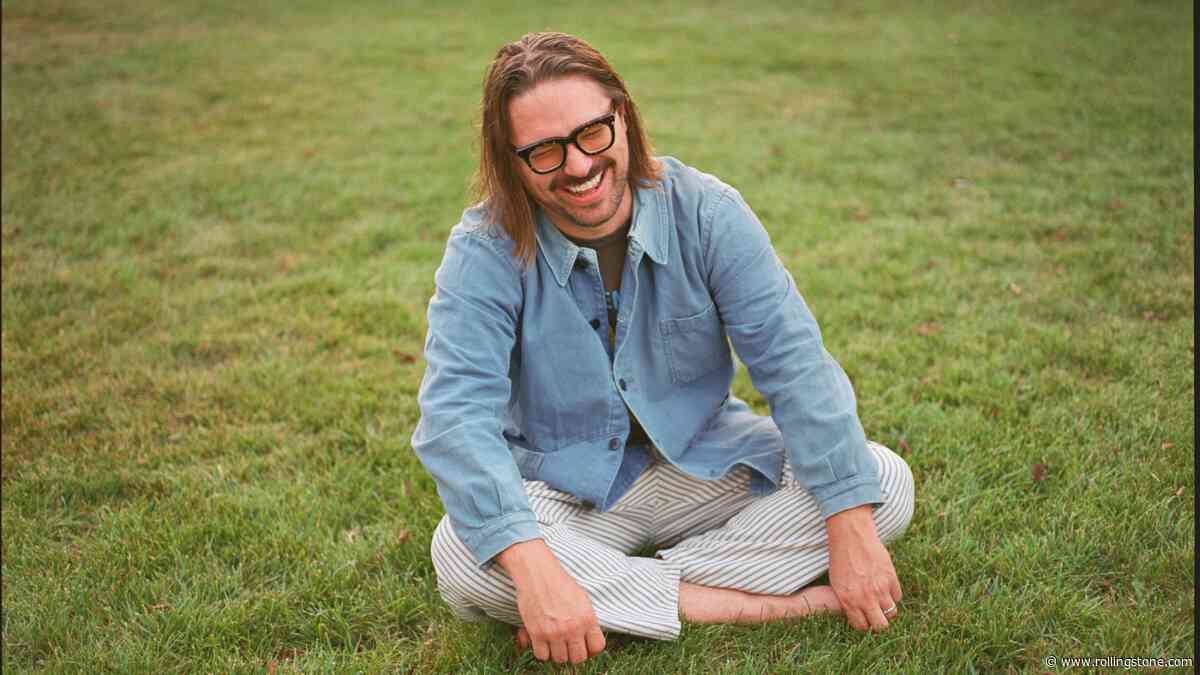 Noah Kahan Producer Gabe Simon Is More Than Just a ‘Stomp-Clap’ Guy