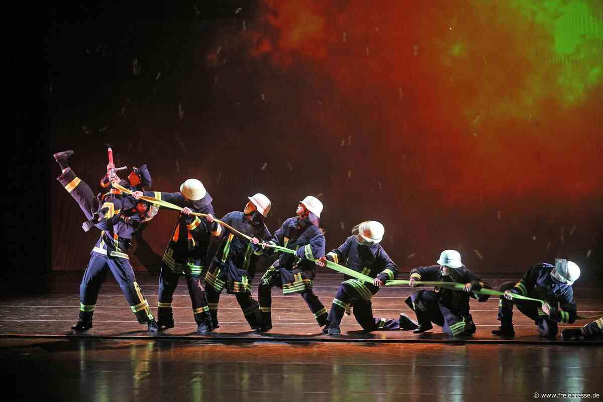 „Feuer und Wasser“ erlebt Premiere in Zwickau: Tanzabend zwischen Flammen und Regen