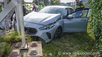 Proefrit in spiksplinternieuwe BMW gaat mis: bestuurder crasht tegen hek