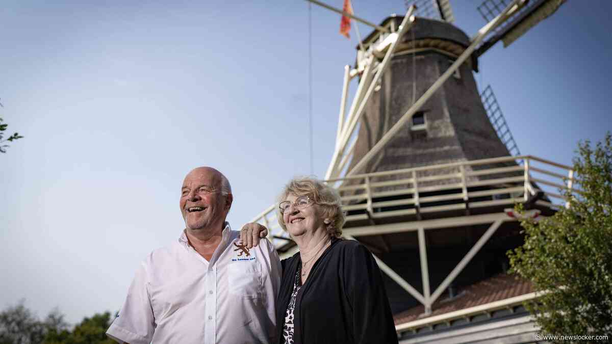 Zeventigers Klaas en Marianne zoeken nieuwe eigenaar voor bijzondere woning met molen op dak: ’Voorkomen dat een van ons er alleen voor komt te staan’