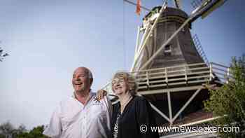 Zeventigers Klaas en Marianne zoeken nieuwe eigenaar voor bijzondere woning met molen op dak: ’Voorkomen dat een van ons er alleen voor komt te staan’