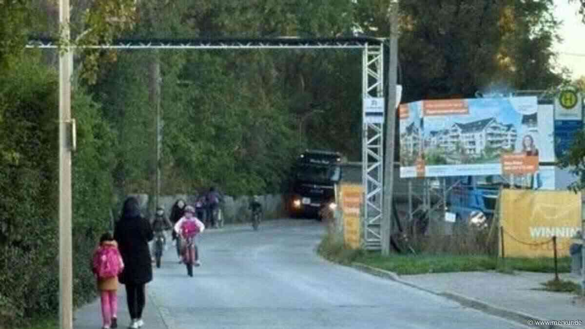 Lkw blockieren Schulweg: Gemeinde droht mit Straßensperrung