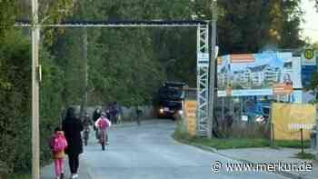 Lkw blockieren Schulweg: Gemeinde droht mit Straßensperrung