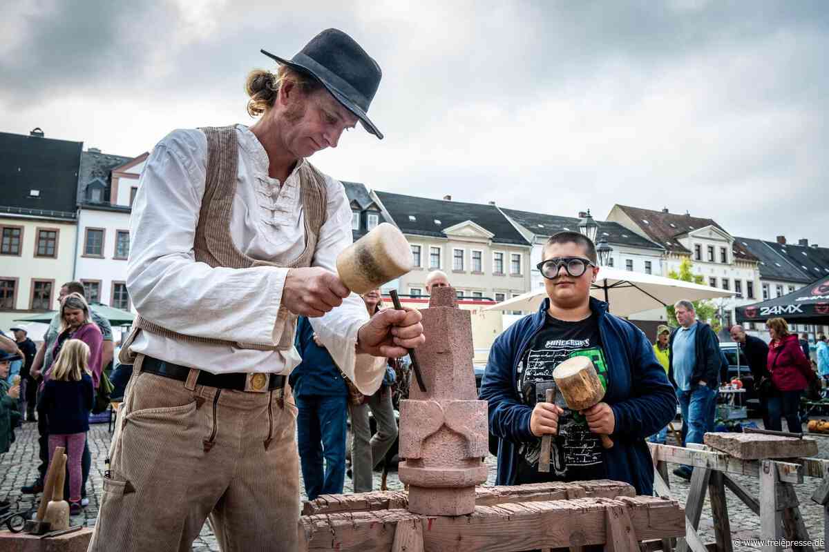 Porphyr, Herbstblumen und Livemusik: Gäste zieht es auf letzten Regionalmarkt in Rochlitz