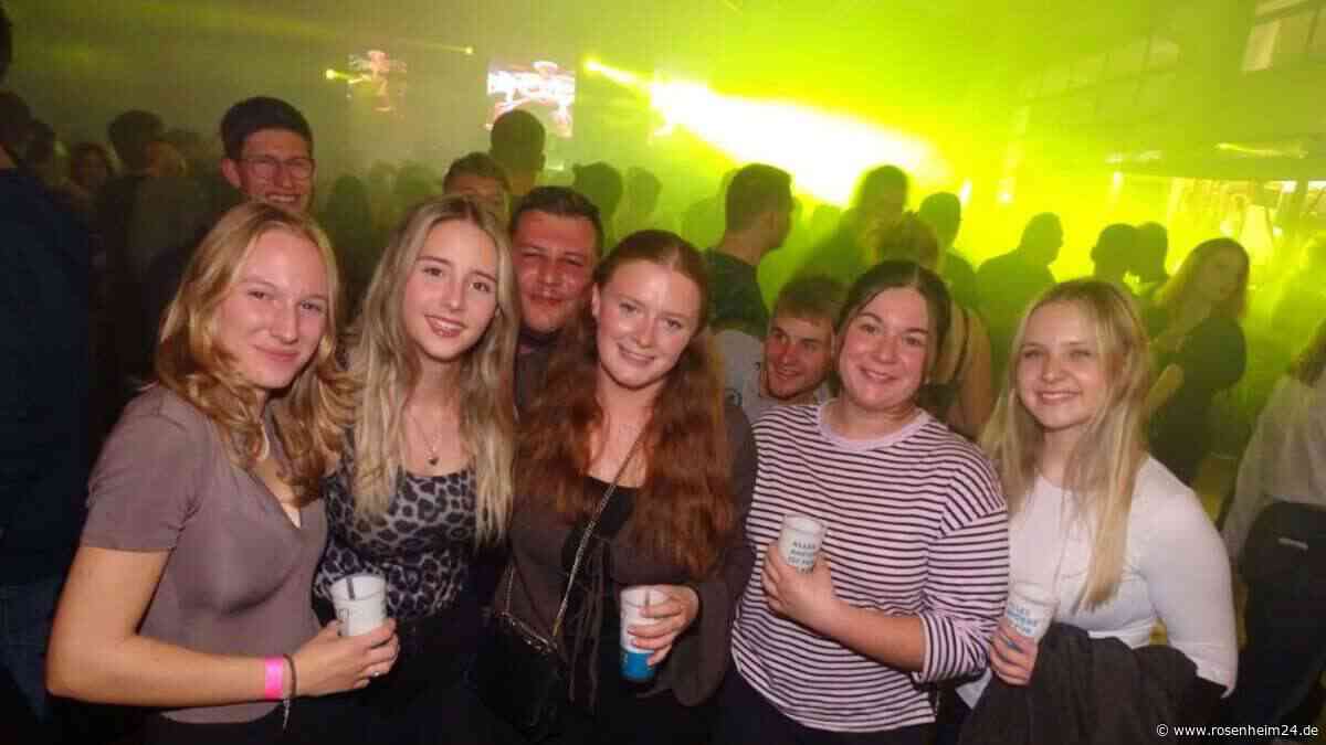 Beste Partystimmung auf der Oben-Ohne-Party der KLJB Schonstett in Rauhöd