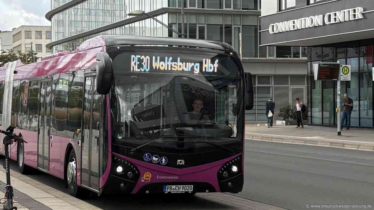Asphalt statt Gleis: Das sagen Wolfsburg-Reisende zum Schienenersatzverkehr
