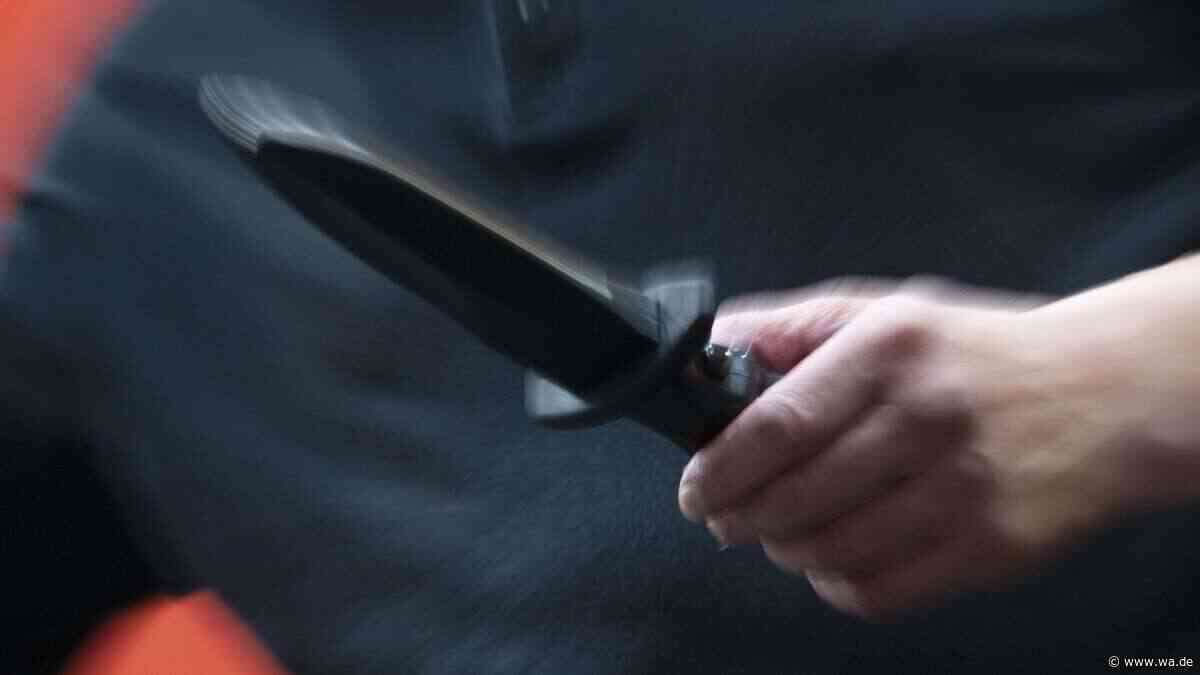 Junger Mann flüchtet – Verfolger stechen ihm Messer in den Rücken