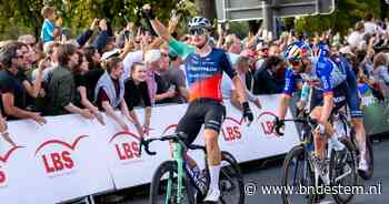 Olav Kooij sprint naar zege in Münster en boekt zevende overwinning van seizoen, Frits Biesterbos derde