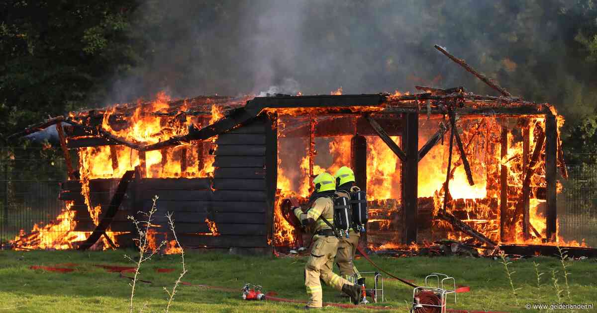 Schuur in Wekerom verwoest na uitslaande brand