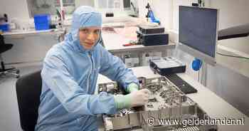 Twee jaar geleden sprak Maksym (19) geen woord Nederlands, nu maakt hij onderdelen voor ASML