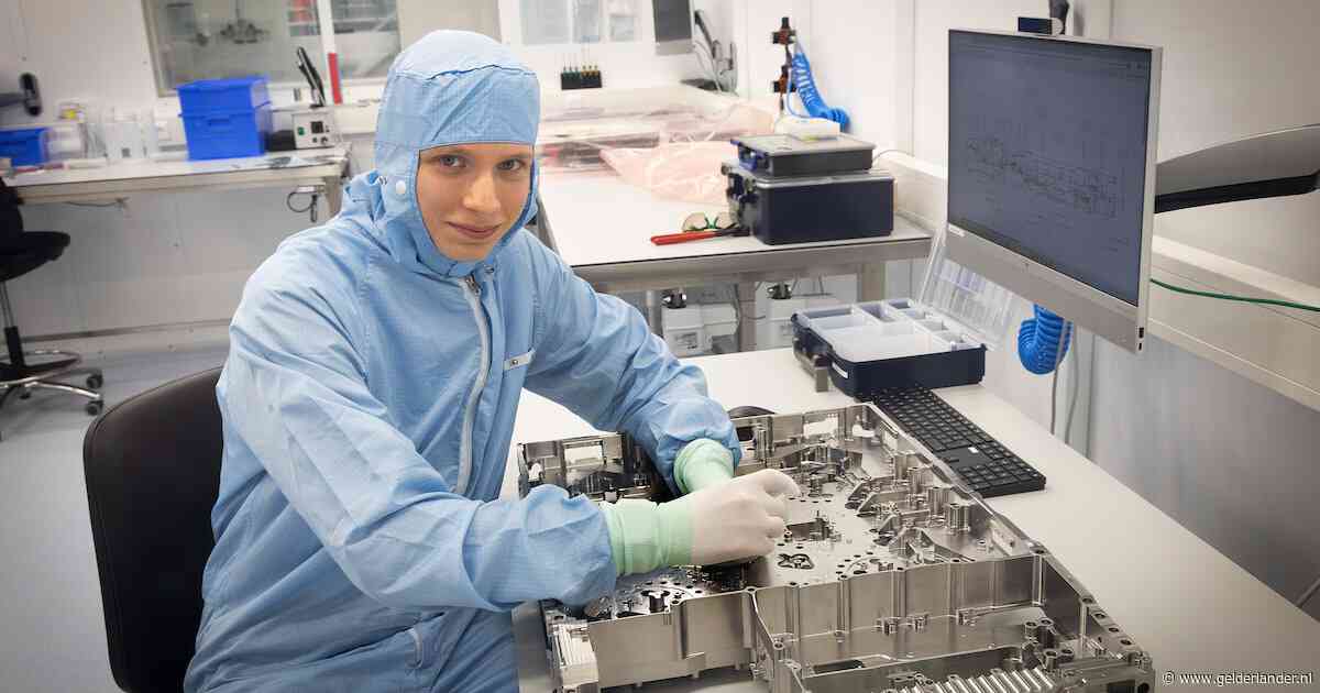 Twee jaar geleden sprak Maksym (19) geen woord Nederlands, nu maakt hij onderdelen voor ASML