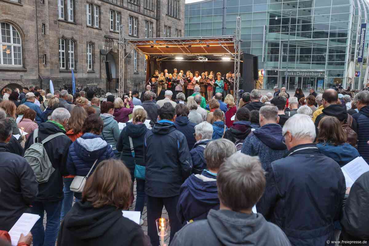 Chemnitzer Neumarkt: 200 Menschen singen gemeinsam zum Einheits-Feiertag