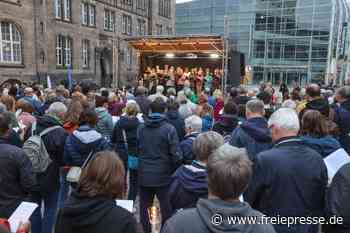 Chemnitzer Neumarkt: 200 Menschen singen gemeinsam zum Einheits-Feiertag