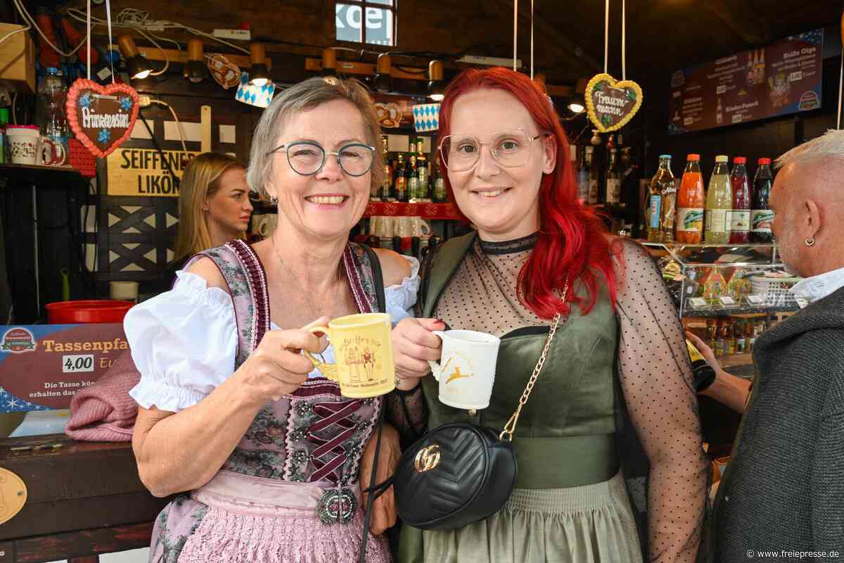 Vorfreude im Erzgebirge: Ein Dorf zwischen Wiesen-Gaudi und Weihnachtstradition