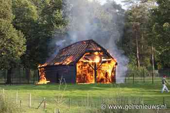 Houten schuur volledig verwoest door uitslaande brand