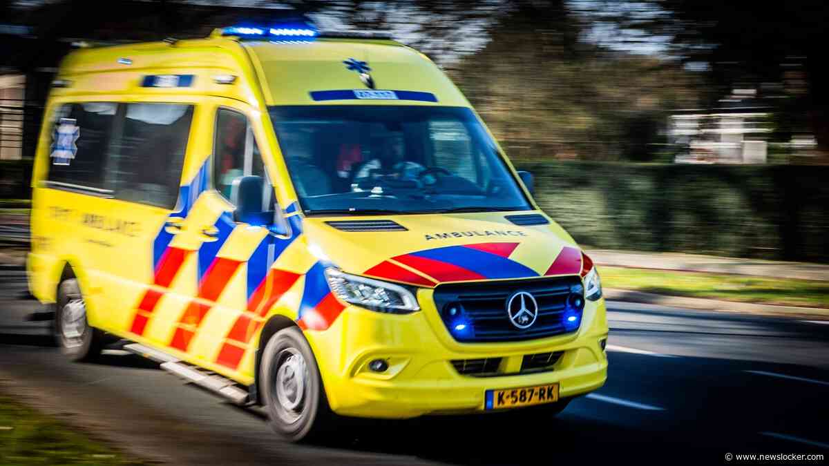 Man neergestoken op Kloveniersburgwal in Amsterdam, verdachte gevlucht